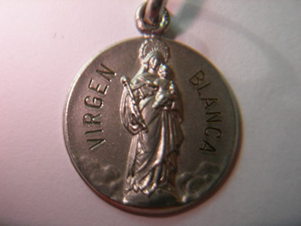 medalla virgen blanca